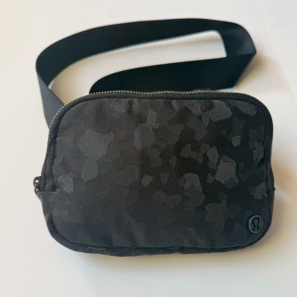 Lululemon Everywhere Belt Bag 1L Camo Jacquard Black OG Strap - Picture 2 of 6